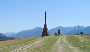 Po takmer 20 rokoch môže padnúť rekord. Hasiči postavili najvyššiu vatru na Slovensku