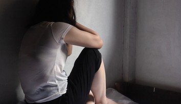 Zverstvo najhrubšieho zrna: Matka mala väzniť dcéru ako zviera a ponúkať ju na sex za vodku