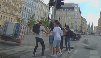 VIDEO: Šialená nehoda českého poslanca. Zdravotnícke auto po zrážke len tesne minulo ľudí