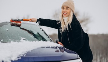 Touto metódou by ste nikdy nemali odstraňovať námrazu z auta. Riskujete veľké škody