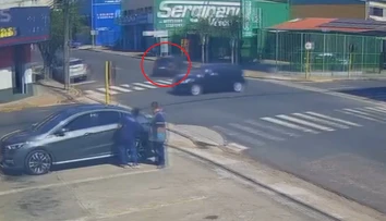 VIDEO: Kamera zachytila neuveriteľnú nehodu. Žena predviedla kaskadérsky kúsok ako z filmu