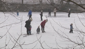Ľad nie je nikdy stopercentne bezpečný. Ministerstvo vnútra radí, čo robiť, ak začne pod ľuďmi praskať