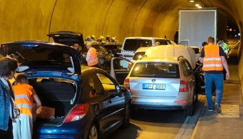 FOTO: Hromadná nehoda v tuneli Sitina, zrazilo sa až 13 áut a kamión