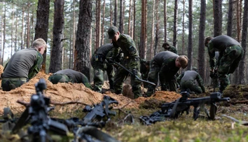 Skutočné vrecia na telá, krv či farári. Krajina NATO cvičila najhorší scenár – pochovávanie vlastných