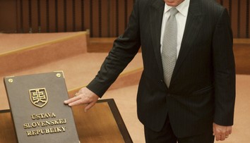 Plénum si minútou ticha pripomenulo zosnulého exposlanca Jána Zvonára