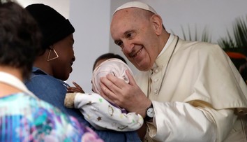 Pápež navštívil nemocnicu v Mozambiku s matkami a deťmi s HIV