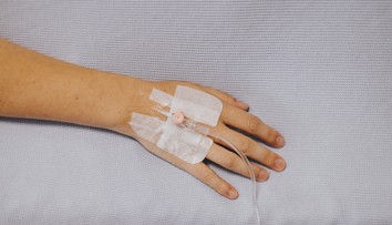 Žena rodine povedala, že ide na výlet. Dcére odovzdal kuriér jej urnu, tajne podstúpila eutanáziu