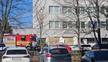 Vláda odškodní pozostalých po páde prístreška klientskeho centra v Komárne