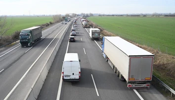 Chcete míňať menej za benzín či naftu? Zmeňte tento návyk pri šoférovaní