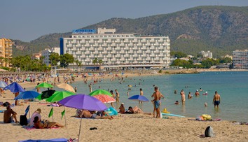 Na Malorke tiekla krv: Ľudia vyskakovali z mora, napádali ich rybky
