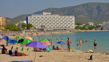 Na Malorke tiekla krv: Ľudia vyskakovali z mora, napádali ich rybky