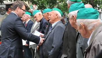 SNS vyzýva Most-Híd, aby vymenil štátneho tajomníka rezortu obrany Róberta Ondrejcsáka