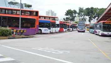 Nohy na sedadle či hlasná hudba. Za bežné zlozvyky v autobuse hrozia pokuty v stovkách eur