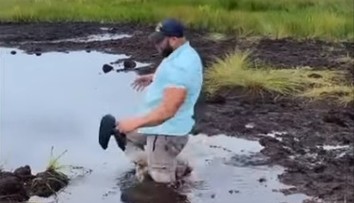 Muž si myslel, že prechádza cez kaluž. Jeho zmiznutie je hitom internetu