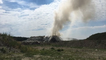 Požiar skládky v Dubovej dostali hasiči pod kontrolu