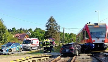 Nehoda na východe Slovenska: Auto vošlo pred idúci vlak, zrážke sa už nedalo zabrániť