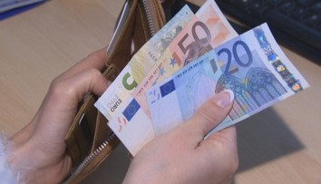 Čo sa na dovolenke oplatí viac? Platba kartou alebo hotovosť