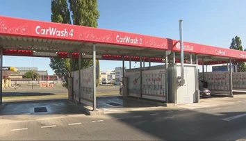 Mal sa zatúlať do vedľajšieho boxu. Chlapec (5), ktorého v autoumyvárni prešlo auto, bojuje o život