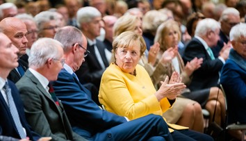 Merkelová prelomila mlčanie. Svojho nástupcu Merza obvinila, že sa spolčil s extrémistami