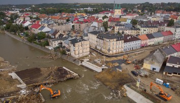 Počas upratovania po ničivých povodniach v Poľsku našli dve telá