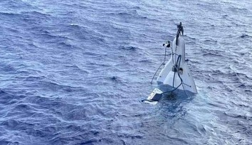 Zázrak: Námorníka našli na mori po dvoch dňoch, visel na potápajúcej sa lodi