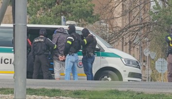 Policajná akcia v Topoľčanoch: Muža prekvapili priamo v aute, mal pri sebe heroín, marihuanu aj značnú hotovosť