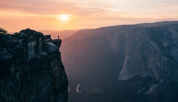 Zaľúbenci chceli romantickú fotografiu. Zahynuli po páde z 2300-metrového brala