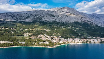 Štyri dni pre štyri osoby za 3890 eur. Turistov šokujú ceny v Chorvátsku, ležadlá zívajú prázdnotou