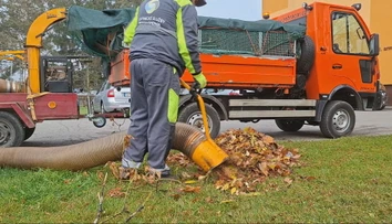 S jeseňou prišla aj práca s opadanými listami. Vo Svidníku na ich odstránenie používajú špeciálnu vec
