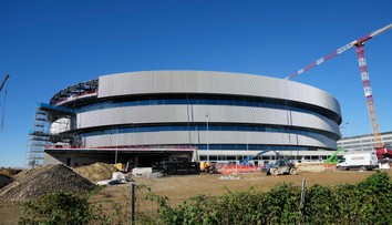 Práce na výstavbe štadióna meškajú, znepokojujú aj rozmery plochy. Organizátori OH sa bránia proti výčitkám