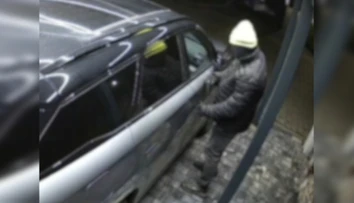 VIDEO: Zlodej ukradol auto bez toho, aby potreboval kľúč. Použil metódu „na kufrík“