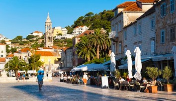 Pokuty, obmedzenia hluku aj zákaz plaviek v centre. Chorvátsky ostrov sprísňuje pravidlá pre turistov