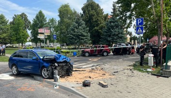 Ako z akčného filmu. Polícia opísala naháňačku, po ktorej je niekoľko zranených a tri zdemolované autá
