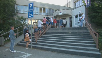 Tortúra v Nitre: Kto si chce prihlásiť či odhlásiť auto, musí stávať za svitu