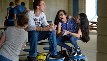 Jedna zo zrastených dvojčiat sa vydala. Keď je to potrebné, dám si slúchadlá, hovorí tá druhá