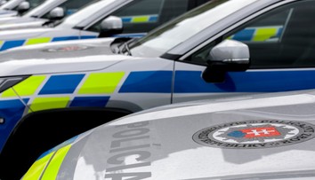 Policajti už nenabíjajú iba zbrane, ale aj autá. Na oddeleniach v týchto dňoch pribúdajú nabíjacie stanice
