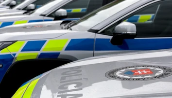 Policajti už nenabíjajú iba zbrane, ale aj autá. Na oddeleniach v týchto dňoch pribúdajú nabíjacie stanice