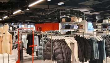Za tričko aj šesť eur, bunda dvanásť. Nový špeciálny poplatok za ultra rýchlu módu je realitou
