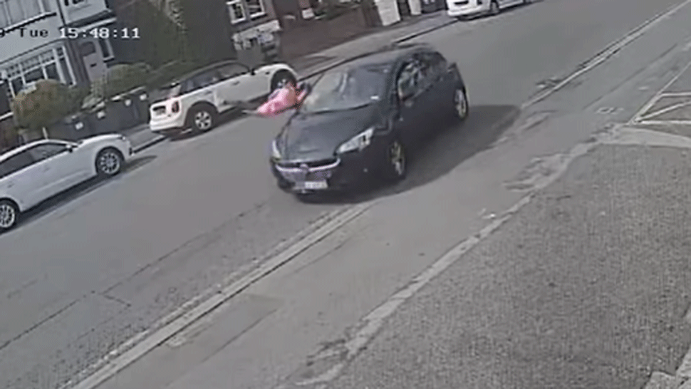 Hrôzostrašný moment. Dievča (11) vbehlo pod kolesá auta, po nehode odkráčalo po vlastných