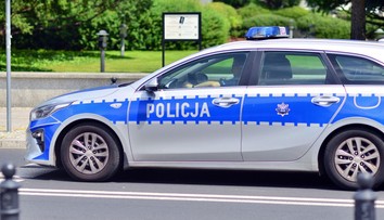 Na ulici pri škole našli telo 11-ročného dievčaťa. Do prípadu je zapletená rovesníčka