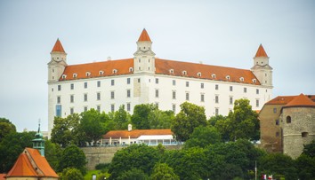 VIDEO: V maďarskej televízii sa pri hymne objavuje na záberoch Bratislavský hrad. Korčok apeluje na Fica, aby zakročil