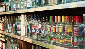 Prečo alkohol poškodzuje pečeň niektorým ľuďom viac ako iným? Tieto faktory rozhodujú