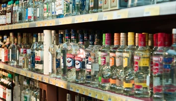 Prečo alkohol poškodzuje pečeň niektorým ľuďom viac ako iným? Tieto faktory rozhodujú