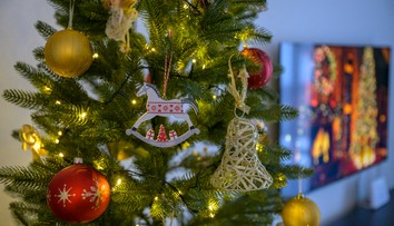 Nekvalitné vianočné svetielka môžu spôsobiť úraz alebo požiar. Na čo si dať pri kúpe pozor?