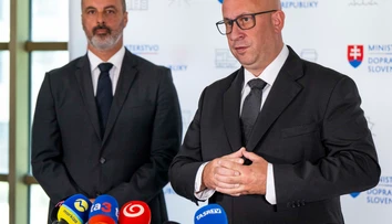 Generálny riaditeľ ŽSR Alexander Sako sa vzdal funkcie. Hovorí o politickom tlaku na jeho rodinu