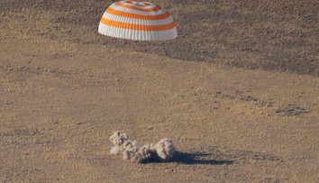 Trojčlenná posádka astronautov sa z vesmírnej stanice už vrátila na Zem