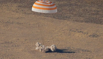 Trojčlenná posádka astronautov sa z vesmírnej stanice už vrátila na Zem
