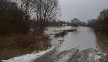 Hron sa vylieva, cestu medzi Brehmi a Rudnom nad Hronom uzavreli