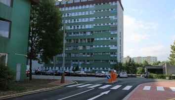 Tragédia v Poprade: Z nemocničného okna vypadlo dieťa, pád neprežilo