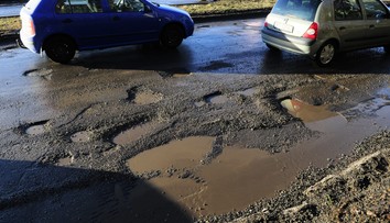 Myslíte si, že cesta, po ktorej jazdíte, je tá najrozbitejšia v širokom okolí? Pošlite nám jej fotky a videá